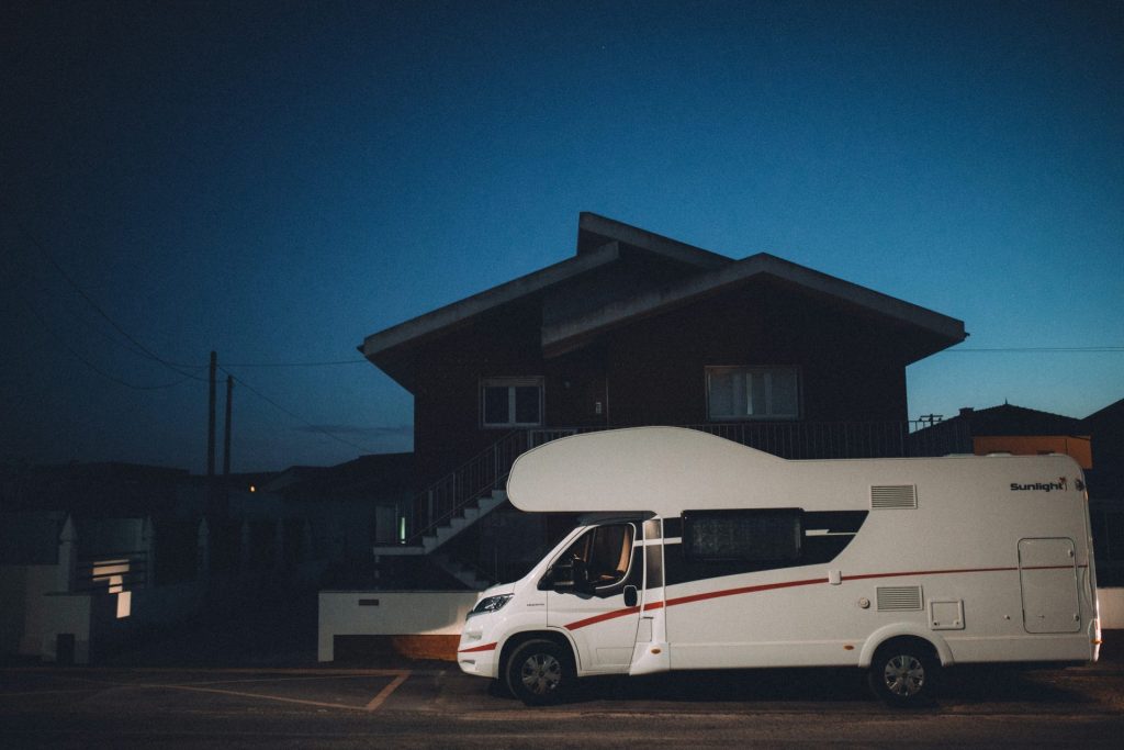 Lieferwagen bei Nacht vor einem Haus